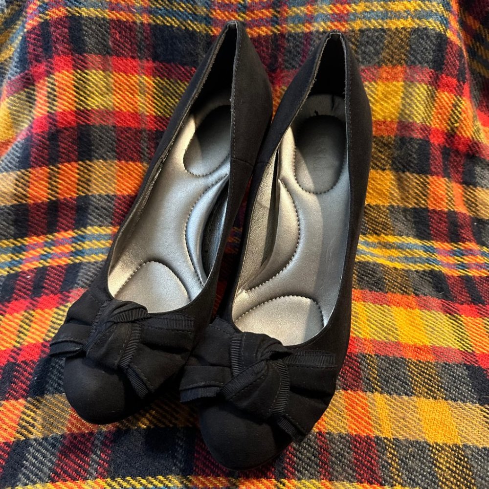 EUC Suede Bow Heels, Black, Size 8.5